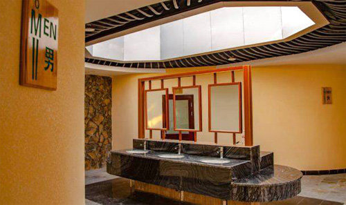 중국 구이저우성 완펑린 풍경구 관광구역에 만들어진 초호화 화장실 내부. 고급 대리석을 비롯한 값비싼 건축자재를 사용해 건설했다. 사진 출처 바이두닷컴