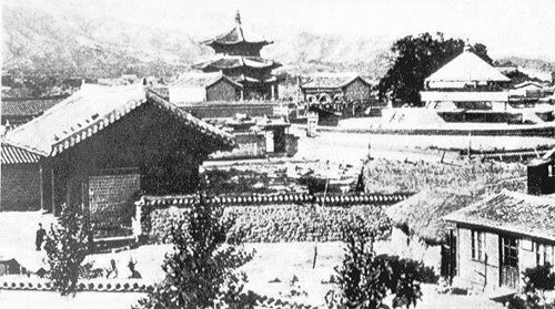 대한제국 시절의 환구단 제단(오른쪽 원형지붕)과 황궁우(가운데 3층 팔각지붕).