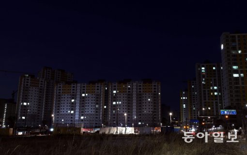 9일 밤 경기 화성시 동탄2신도시의 한 아파트 모습. 지난해 12월 중순 완공됐지만 5채 중 1채 정도만 입주해 불 꺼진 집이 많다. 화성=박영대 기자 sannae@donga.com