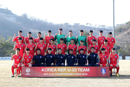 김봉길 감독이 이끄는 U-23 대표팀이 11일 중국 장수성에서 ‘2018 AFC U-23 챔피언십’ 1차전을 치른다. 상대는 박항서 감독이 지휘봉을 잡은 베트남이다. 5일 출정식에서 결의를 다지고 있는 선수단. 사진제공 ｜ 대한축구협회