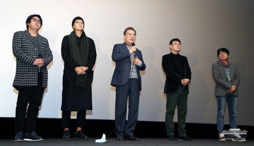 영화 ‘1987’을 관람한 문재인 대통령(가운데). 사진제공｜청와대