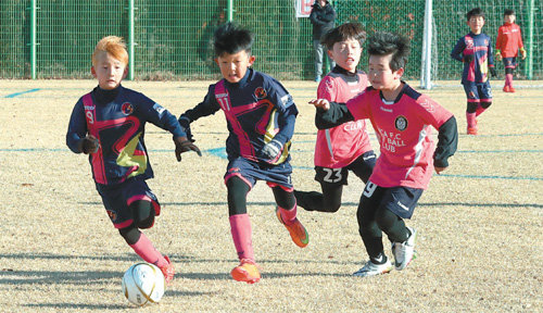 지난해 경주에서 열린 동계 전국유소년 클럽 축구 페스티벌에 참가한 선수들이 경기에서 볼 다툼을 벌이고 있다. 올해는 이 대회가 13∼21일 열린다. 경주시 제공