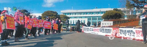10일 오후 경남 밀양시 삼랑진읍 딸기 재배 농민들이 시청앞에서 집회를 갖고 딸기 하우스 단지 가운데 내준 축사 허가의 철회를 요구하고 있다. 강정훈 기자 manman@donga.com