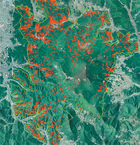 위성 사진으로 본 무등산 내 묘지(빨간 점) 모습. 무등산국립공원사무소는 6000여 기에 달하는 묘지 이전 사업을 본격 추진한다. 무등산국립공원사무소 제공