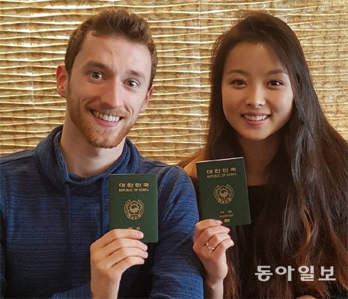 지난해 특별귀화를 통해 한국 국적을 취득한 겜린 알렉산더(왼쪽)와 재미교포 민유라가 한국 여권을 들어 보였다. 정윤철 기자 trigger@donga.com