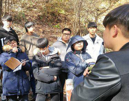지난해 11월 충북 단양의 지질 탐방 교육(GEO edu) 투어에 참가한 충주고 학생들이 김호근 지질해설사(오른쪽)의 설명을 듣고 있다. 정우성 군 제공