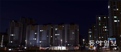 9일 밤 경기 화성시 동탄2신도시의 한 아파트 모습. 지난해 12월 중순 완공됐지만 5채 중 1채 정도만 입주해 불 꺼진 집이 많다. 화성=박영대 기자 sannae@donga.com