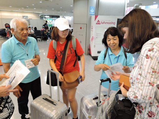 나리타공항에서 외국인 안내를 돕는 자원 봉사자들. 나가노 올림픽을 계기로 생긴 단체다. 아사히신문 제공