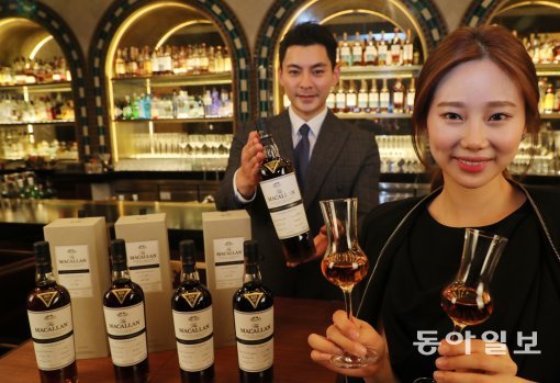 싱글몰트 위스키 맥캘란은   11일  서울 중구 포시즌스 호텔에서 잔으로만 판매하는 프리미엄 싱글몰트 위스키 ‘익셀셔널 싱글 캐스크(ESC)’ 6종을 선보였다.