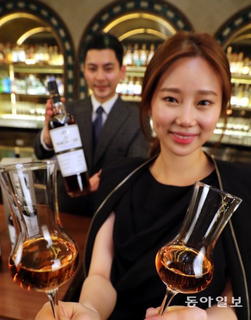 싱글몰트 위스키 맥캘란은   11일  서울 중구 포시즌스 호텔에서 잔으로만 판매하는 프리미엄 싱글몰트 위스키 ‘익셀셔널 싱글 캐스크(ESC)’ 6종을 선보였다.