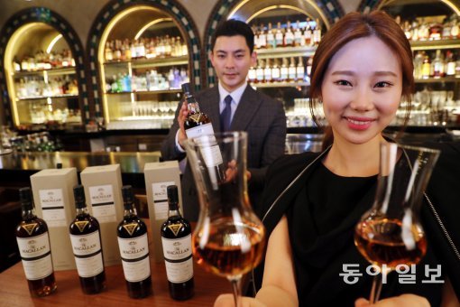 싱글몰트 위스키 맥캘란은   11일  서울 중구 포시즌스 호텔에서 잔으로만 판매하는 프리미엄 싱글몰트 위스키 ‘익셀셔널 싱글 캐스크(ESC)’ 6종을 선보였다.