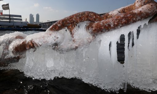 올겨울 들어 전국적으로 가장 강력한 한파가 들이닥친 11일 서울 광진구 뚝섬한강공원에서 본격적인 한강 결빙의 조짐이 나타나고 있다. 양회성기자