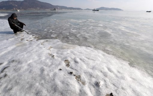 한파가 계속되는 가운데 11일 오전 인천시 강화군  동막해수욕장 인근 해안가 해변이 꽁꽁 얼어 붙어 추위를 실감케 하고 있다. 강화 = 안철민 기자
