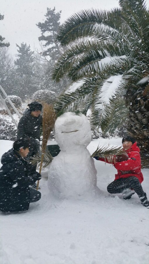 서귀포 중산간서로에서 관광객들이 눈사람을 만들고 있다/ 서영수 동우 제공