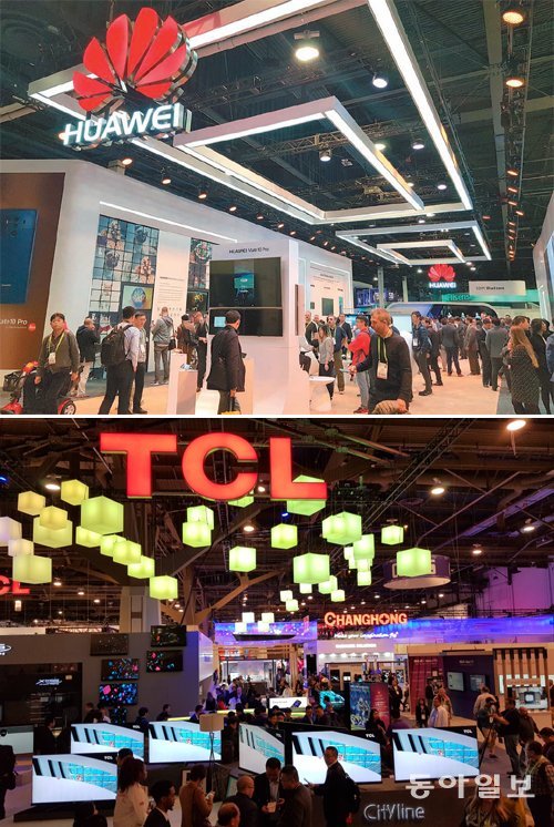 9일(현지 시간) 미국 라스베이거스에서 개막한 ‘CES 2018’의 주요 홀을 장식한 중국 업체들. 화웨이(위쪽 사진)는 자체 
가상현실(VR) 기기 체험 부스를 전시장 초입에 배치해 관람객들의 이목을 끌었다. TV 업체인 TCL은 구글의 인공지능(AI) 
플랫폼인 ‘구글 어시스턴트’를 탑재한 AI TV를 전시했다. 라스베이거스=김지현 기자 jhk85@donga.com