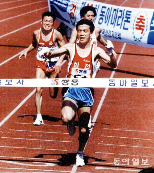 1991년 3월 17일 열린 제62회 동아마라톤에서 김재룡, 이창우에 이어 3위로 골인하고 있는 황영조 감독(사진 왼쪽). 동아일보DB