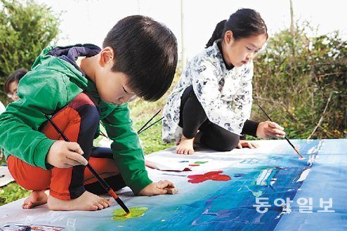 ‘토요 문화학교’에서 그림을 그리는 어린이들.동아일보DB