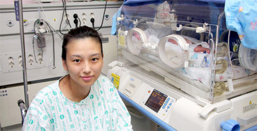 지난해와 올해 나이가 다른 세쌍둥이를 낳은 손지영 씨. 인큐베이터에 있는 아기는 올해 태어난 쌍둥이 중 한 명이다. 서울대병원 제공