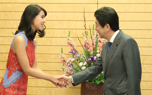 2017년 미스 유니버스 일본 대표인 아베 모모코 씨(왼쪽)가 10일 도쿄 총리관저에서 아베 신조 총리와 만나 악수하고 있다. 아사히신문 제공