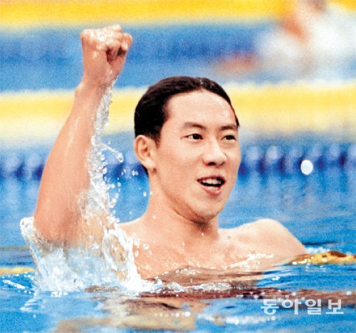 1988 서울 올림픽 수영 배영 100m에서 세계 랭킹 1,2위를 모두 제치고 금메달을 확정지은 뒤 환호하고있는 스즈키 다이치 일본 스포츠청 장관. 동아일보DB
