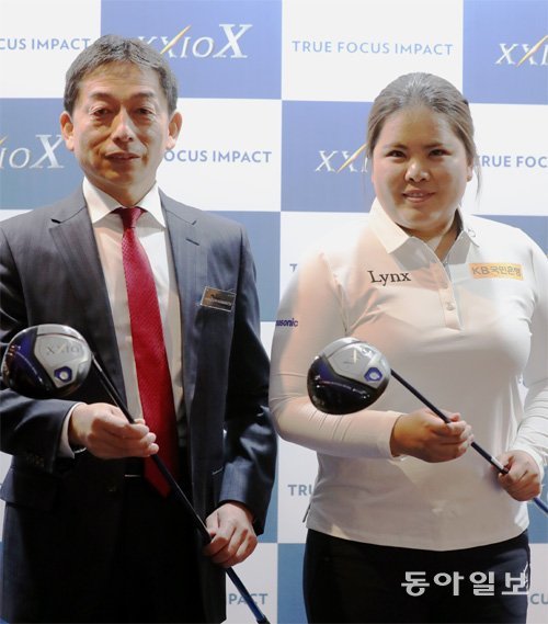 일본 스미토모고무 스포츠사업부 가와마쓰 히데아키 본부장(왼쪽)이 클럽 계약 프로인 박인비와 새로 출시한 ‘젝시오 X’ 드라이버를 선보이고 있다.
김경제 기자 kjk5723@donga.com
