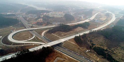 경부고속도로와 중부고속도로를 직접 연결하는 새로운 길인 옥산∼오창 고속도로가 14일 0시 개통했다. 대전지방국토관리청 제공