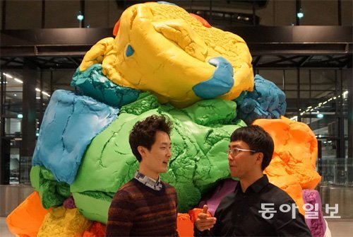 지난해 12월 스테이션F에서 만난 한국인 스타트업 창업자 이상준 로보디바인 대표(오른쪽)와 김승규 뼥플러스 이사가 프랑스의 스타트업 문화에 대해 얘기하고 있다. 파리=한우신 기자