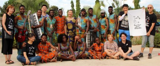 지난해 11월 아프리카 말라위를 방문한 가수 하림(오른쪽). 하림은 말라위 카롱가 지역 루수빌로 뮤직센터 학생들을 가르치는 캠프에 참여해 연주를 함께했다. 한국문화예술교육진흥원 제공