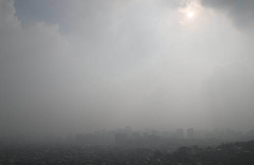 사진=미세먼지로 뒤덮인 서울(동아일보DB)