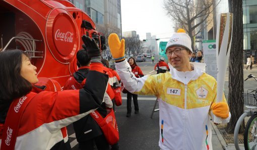 본보 이헌재 차장 성화봉송