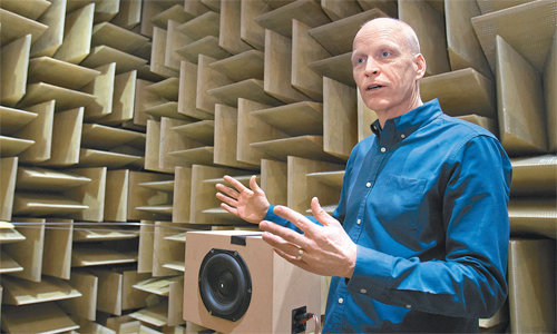 삼성전자는 12일(현지 시간) 미국 로스앤젤레스에 위치한 음향 기술 연구시설인 ‘오디오랩’을 공개했다. 앨런 드밴티어 삼성 리서치
 아메리카(SRA)의 오디오랩 상무가 외부 소음이 유입되지 않도록 만든 ‘무반향실’을 소개하고 있다. 삼성전자 제공