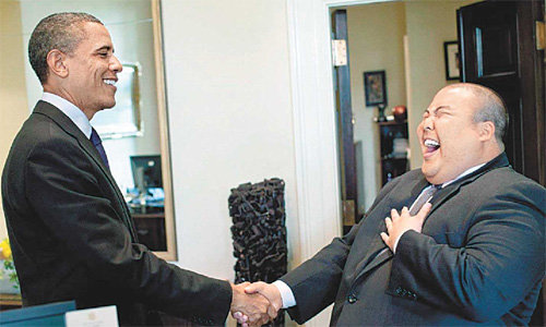 2011년 백악관 마지막 출근 날 버락 오바마 당시 대통령과 악수를 하며 박장대소하는 게리 리(오른쪽). 사진 출처 게리 리 트위터