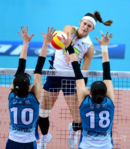 16일 서울 장충체육관에서 열린 ‘2017-18 도드람 V리그’ 여자부 현대건설과 GS칼텍스 경기에서 현대건설 엘리자베스가 GS칼텍스의 블로킹을 앞에 두고 스파이크를 날리고 있다. 장충 | 김종원 기자 won@donga.com
