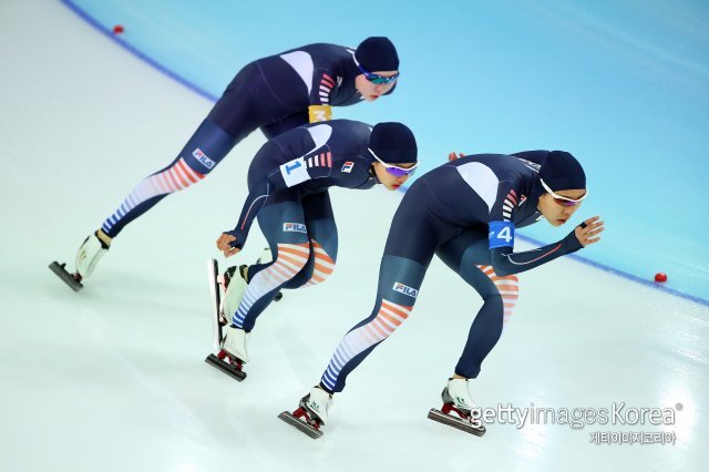 팀 추월 경기중인 김보름(가운데)-노선영(오른쪽). 사진=게티이미지코리아