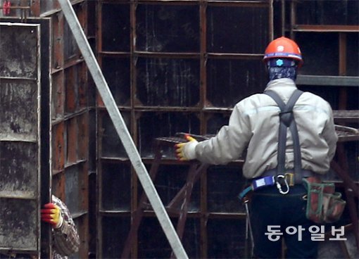 무엇보다 
50, 60대 한국인 근로자가 20, 30대 외국인 근로자에게 밀려나면서 현장의 갈등도 고조되고 있다. 양회성 기자 
yohan@donga.com