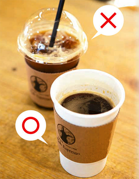 ▲ 두 컵 모두 1회용 컵이지만 매장 내 사용 가능 여부는 재질에 따라 다르다. 아래쪽 컵은 종이컵으로 매장 내외에서 모두 사용 가능한 반면 위쪽 컵은 합성수지 컵으로 원칙적으로는 매장 내에서 사용할 수 없다.