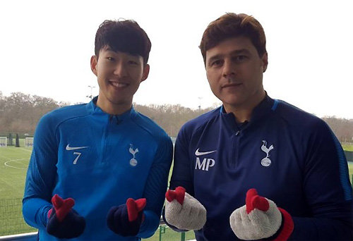 토트넘의 손흥민(왼쪽)과 마우리시오 포체티노 감독이 2018 평창 겨울
올림픽의 성공적인 개최를 기원하며 손가락으로 하트를 만들어 보이고 있다. 토트넘 페이스북