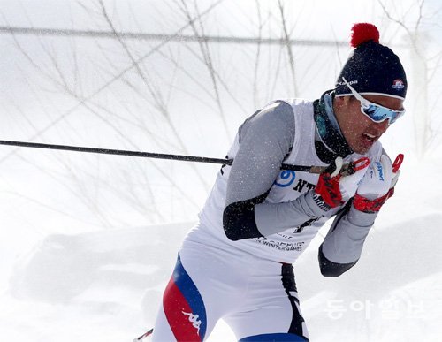 한국 스키 크로스컨트리 국가대표 김마그너스가 지난해 2월 일본 삿포로에서 열린 겨울아시아경기대회에서 눈 위를 질주하고 있다. 김마그너스는 이 대회 남자 1.4km 스프린트 클래식에서 한국 남자 선수로는 최초로 금메달을 목에 걸며 평창 겨울올림픽의 기대주로 떠올랐다. 동아일보DB