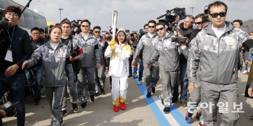 평창 겨울올림픽 성화 봉송 1번 주자인 피겨 여자싱글 유영 선수가 성화를 들고 달리는 모습. 동아일보DB