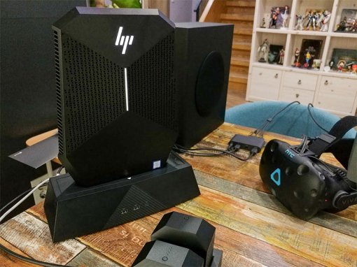 HP Z VR 백팩PC와 도킹 스테이션 (출처=IT동아)