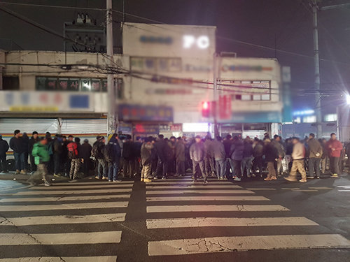 17일 오전 5시경 서울 구로구 지하철 7호선 남구로역 근처 인력사무소 앞에 건설현장 일자리를 찾아 나온 일용직 근로자 170여 명이 서 있다. 이들은 대부분 중국 동포를 비롯한 외국인 근로자들이다. 같은 시간 한국인 근로자 30여 명도 이곳을 찾았지만 외국인 근로자들과 떨어진 곳에 따로 모여 일감을 기다렸다. 정다은 기자 dec@donga.com