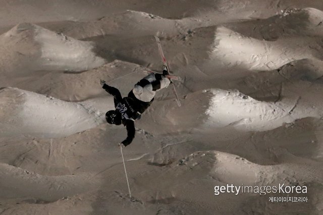 프리스타일 스키 모굴은 예술성과 스피드, 집중력을 모두 요하는 종목이다. 특히 점프대에서 날아올라 공중연기를 펼치는 선수들의 몸짓은 그야말로 장관이다. 사진=게티이미지코리아