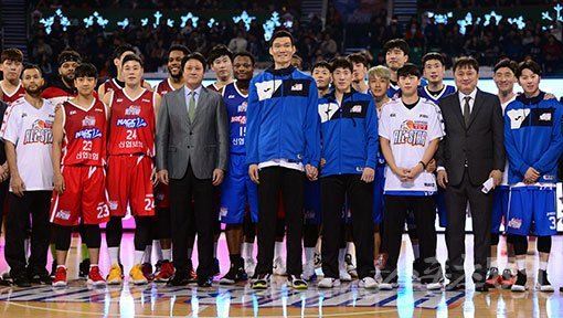 양동근(오른쪽 2번째)은 14일 성황리에 막을 내린 ‘2017∼2018 정관장 프로농구 올스타전’을 보면서 마냥 즐겁지 못했다. 이번 시즌을 끝으로 은퇴하는 김주성(가운데)과 더 이상 축제에 함께할 수 없기 때문이다. 팬들을 위한 이벤트를 즐기면서도 마음 한 구석이 짠했다. 스포츠동아DB