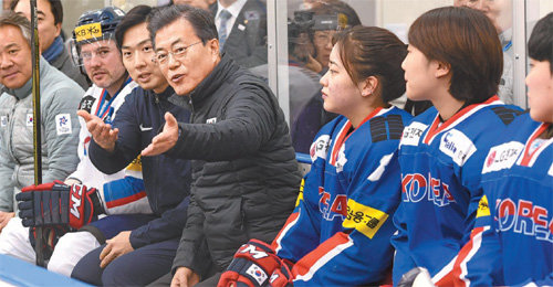 아이스하키팀 다독인 문재인 대통령… 일부선수 “단일팀 어이없어”