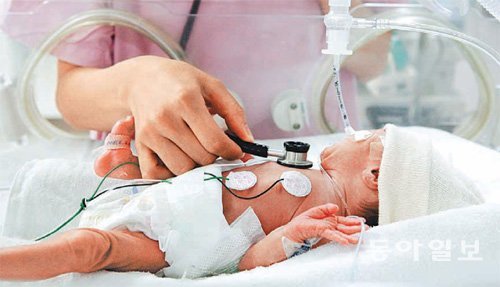 한 병원 신생아 중환자실에서 한 아이가 진료를 받고 있다. 동아일보DB