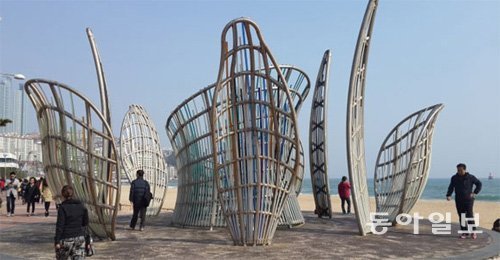 부산 해운대 해수욕장에 2011년부터 설치돼 있던 세계적인 조각가 데니스 오펜하임의 ‘꽃의 내부’. 부산 해운대구는 17일 이 작품이 녹슬고 부서졌다는 이유로 철거해 폐기했다. 동아DB