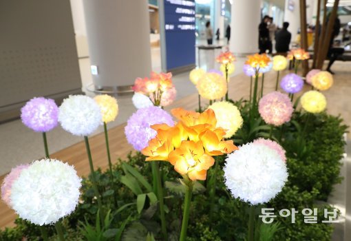 18일 인천국제공항 제2여객터미널이 공식 개장하고 업무에 들어갔다. 제2여객터미널 1층 도착층에 설치된 꽃 조형물.