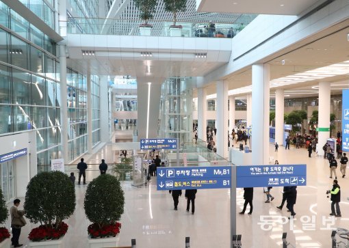 18일 인천국제공항 제2여객터미널이 공식 개장하고 업무에 들어갔다. 제2여객터미널은 3층으로 1층은 도착층, 2층 업무시설, 3층 출국장으로 나뉘어져있다.
