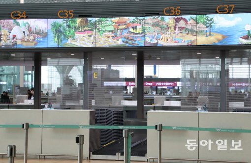 18일 인천국제공항 제2여객터미널이 공식 개장하고 업무에 들어갔다. 제2여객터미널 항공사 카운터 전광판에 동영상이 보여지고 있다.