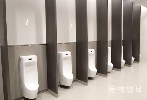 18일 인천국제공항 제2여객터미널이 공식 개장하고 업무에 들어갔다. 제2여객터미널 남자화장실 모습.